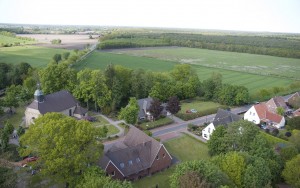 Pater-Titus-Haus und Kirche