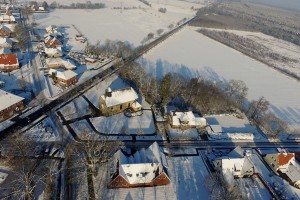 Kirche mit Pater-Titus-Haus im Winter